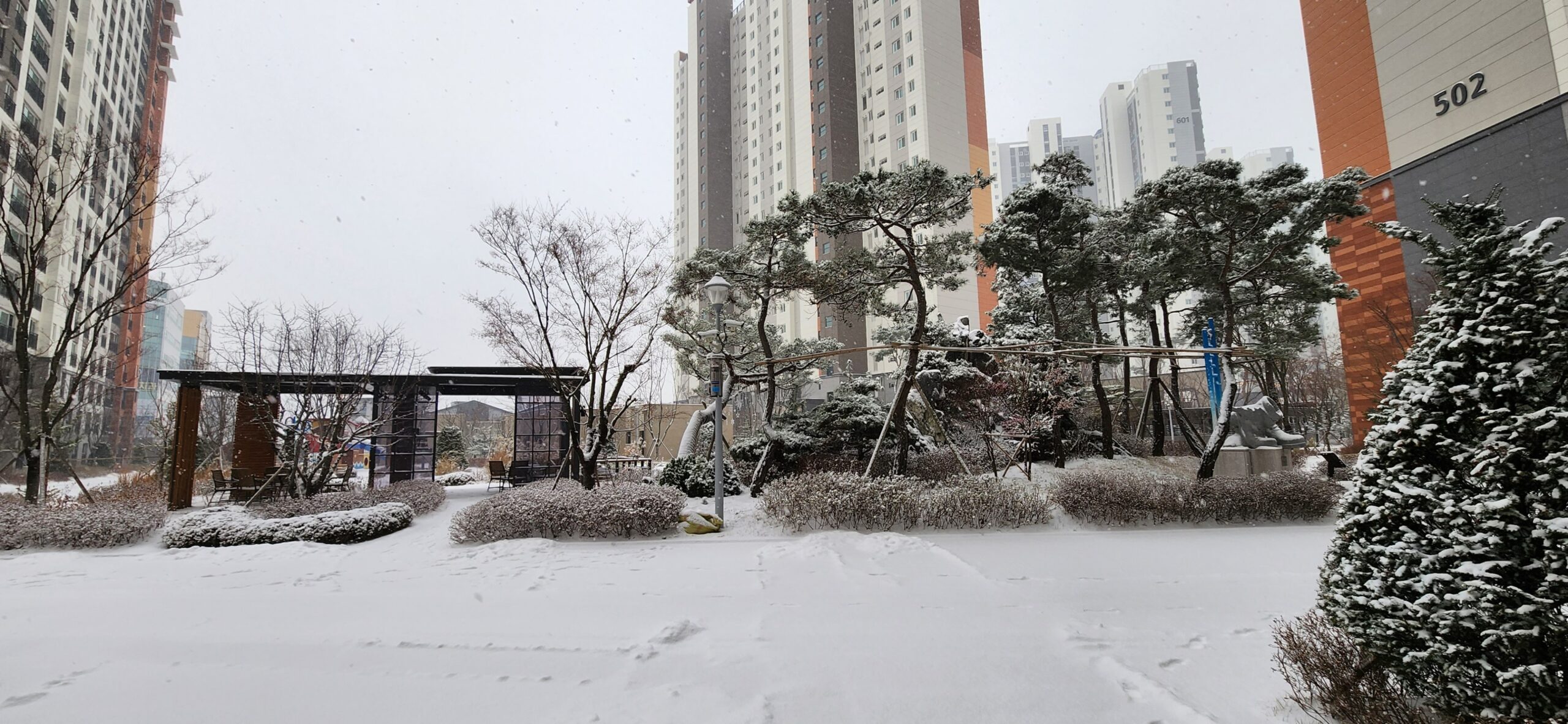 아파트 단지내 설경 - 여행 스케치